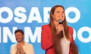 Fuerza Patria lanzó su campaña con foco en el antimileísmo y un micro al estilo Menemóvil