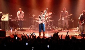 Adrián Dárgelos cayó del escenario durante un show de Babasónicos y siguió cantando tras el golpe