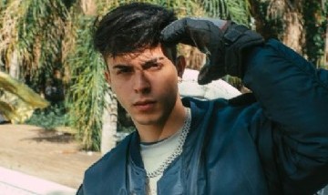 ¡Rusherking modelo! El cantante posó con un estilo elegante, pero con un detalle canchero