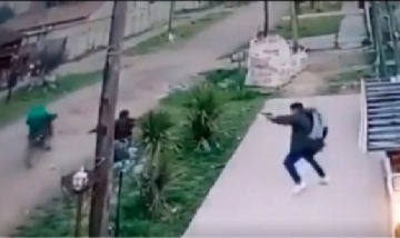 Video: policía de civil se tiroteó con un ladrón que intentó robarle