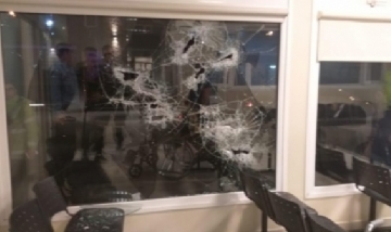 Hombre ingresó a una clínica y rompió a hachazos la guardia