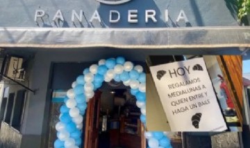 En Ituzaingó una panadería regala medialunas a los clientes que entran bailando al local