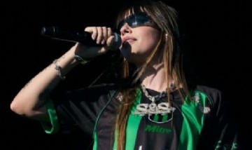 Saramalacara presentó su disco "Mataderos" en Lollapalooza con la camiseta de Nueva Chicago