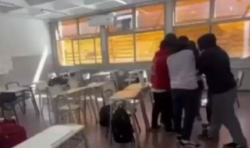 Alumnos encendieron bengalas dentro de un aula en Catamarca y se filmaron apuntándose entre sí