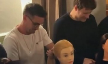 Un pub de Londres organiza talleres para que padres aprendan a peinar a sus hijas mientras comparten una cerveza