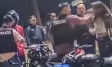 Un policía de la Bonaerense le pegó una cachetada a una mujer en un control de tránsito