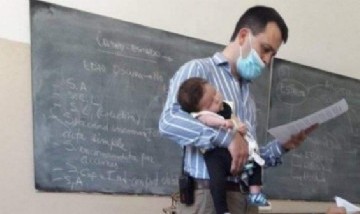Conmovedor: Un profesor cuidó a la beba de una alumna en clase para que ella pudiera estudiar
