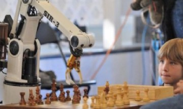 Rusia: un robot le rompió un dedo a un niño durante un torneo de ajedrez