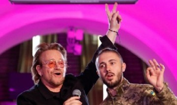 Bono y The Edge dieron un concierto sorpresa en una estación de subte de Kiev