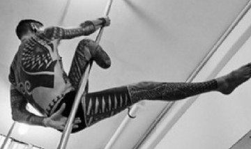 Increíble historia: Perdió la pierna en un accidente y hoy es campeón de pole dance