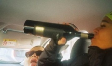 La foto de Karol G tomando un vino de Mendoza durante sus vacaciones europeas