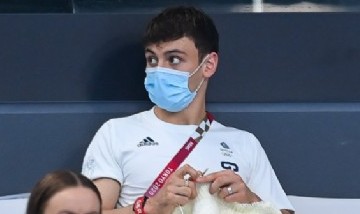 Tom Daley es viral en Tokio 2020: sorprendió a todos y apareció en las tribunas tejiendo al crochet