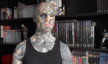 Prohíben a un docente dar clases a niños menores de 6 años por sus tatuajes