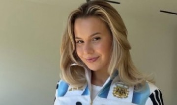 Una diseñadora alemana hizo una campera con una camiseta argentina inspirada en Antonela Roccuzzo
