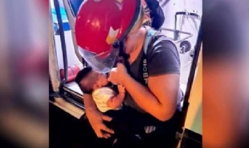 Viral: la emotiva foto de una bombera amamantando a su bebé en pleno incendio