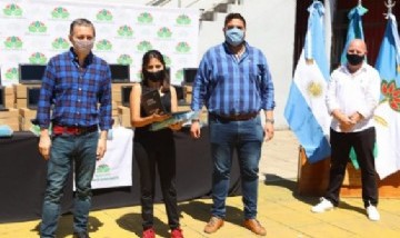 Esteban Echeverría: Fernando Gray entregó netbooks a alumnos de 4to año