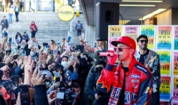 Rusherking sorprendió a sus seguidores con un show gratuito en el subte