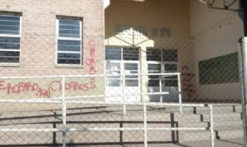 Le robaron el celular con las fotos del padre muerto y escrachó a la escuela