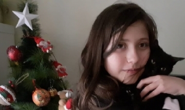 Day y su gatito esperando la navidad en Murcia, España.