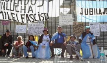 Jubilados se encadenaron al Congreso para rechazar el ajuste y denunciaron recortes en salud y medicamentos