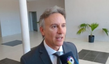 El viceintendente de Corrientes tropezó al subir al escenario durante su asunción