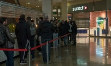Locura por comprar un reloj: la colección Omega x Swatch llegó a Argentina