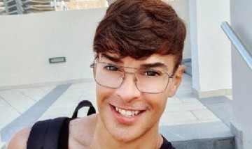 Increíble: Tiene 54 años y luce tan joven que le preguntan si es el novio de su hija