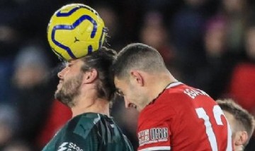 Cabecear de manera repetida en el fútbol genera "alteraciones específicas" en el cerebro