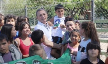 Fernando Gray entregó kits a chicas, chicos y adultas y adultos mayores que disfrutan las colonias de verano