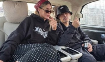Trueno confirmó su romance con Teresa Prettel