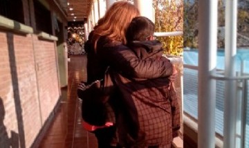Le regaló unas zapatillas a un alumno y él se las cedió a su mamá porque "las necesita más"