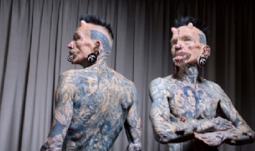 Récord Mundial: El hombre con más de 450 piercings