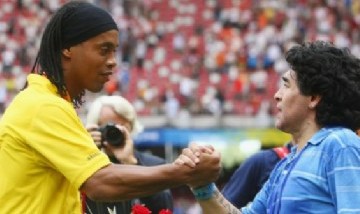 Ronaldinho podría dejar la cárcel y unirse al "Lobo platense" de Diego Maradona