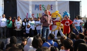 Fernando Gray participó junto con las familias de Esteban Echeverría del mes de las infancias