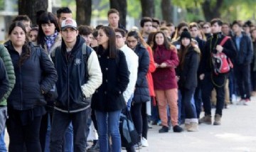 Un estudio advierte que el "desempleo blue" en Argentina podría llegar al 13,8 por ciento, más del doble del dato del INDEC