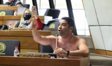 Diputado paraguayo se rompió la camisa en un acalorado discurso durante una asamblea