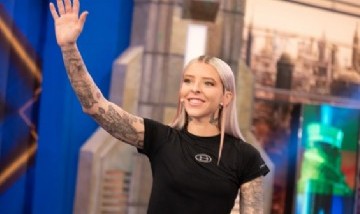 La emoción de Young Miko frente al regalo que le hicieron dos fanáticas de Argentina