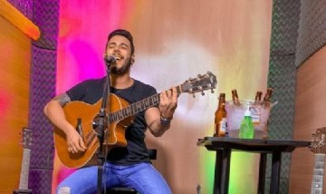 Un músico hacía un show en vivo por Instagram cuando un ladrón entró a su casa