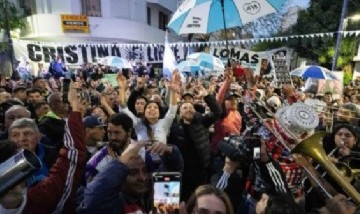 Miles de personas marcharon en Lomas de Zamora para apoyar a Cristina Fernández de Kirchner frente a su casa