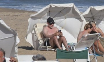 Las vacaciones de Horacio Rodríguez Larreta en la playa con su novia y sus hijas