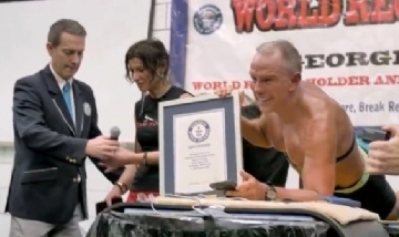 Un hombre de 62 años ganó el récord Guinnes de plancha abdominal ¡Más de ocho horas!