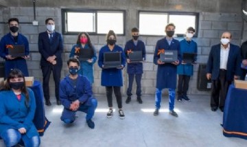 Berazategui: recorrido de obras de educación y entrega de netbooks en la Secundaria Técnica N°6