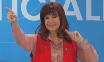 Cristina Kirchner, al ritmo de Lali Espósito, abrió el acto de Santiago del Estero con "Fanático"