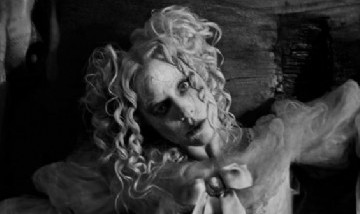 Lady Gaga estrenó "The Dead Dance" junto a Tim Burton en un videoclip impactante