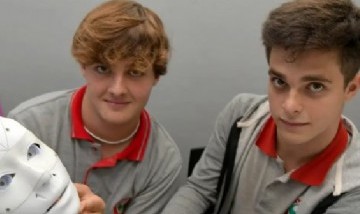 Dos mendocinos de 17 años crearon un robot que puede interpretar en Lengua de Señas