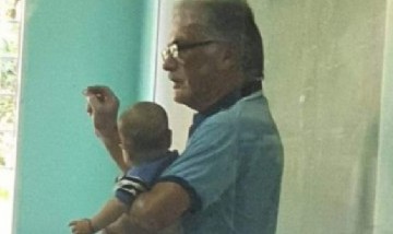 Un profesor dio clases con el bebé de su alumna en brazos para que ella pudiera concentrarse