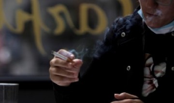 Los especialistas apuntan a que el cigarrillo esparce el Covid-19