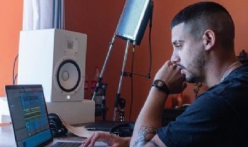 Quién es Taiu, el productor musical que ingresó en los ranking globales con su single Rara Vez