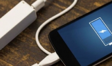Un joven murió electrocutado mientras cargaba el celular