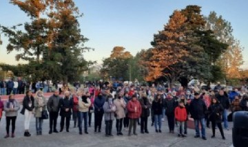 Importante convocatoria en la "Marcha de las velas" en la localidad bonaerense de Olavarría